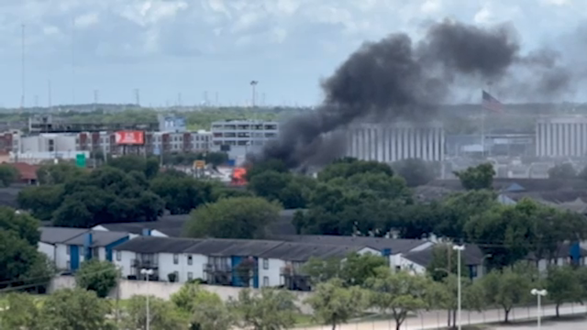6 families displaced in apartment complex fire near South Loop, Houston Fire Department says