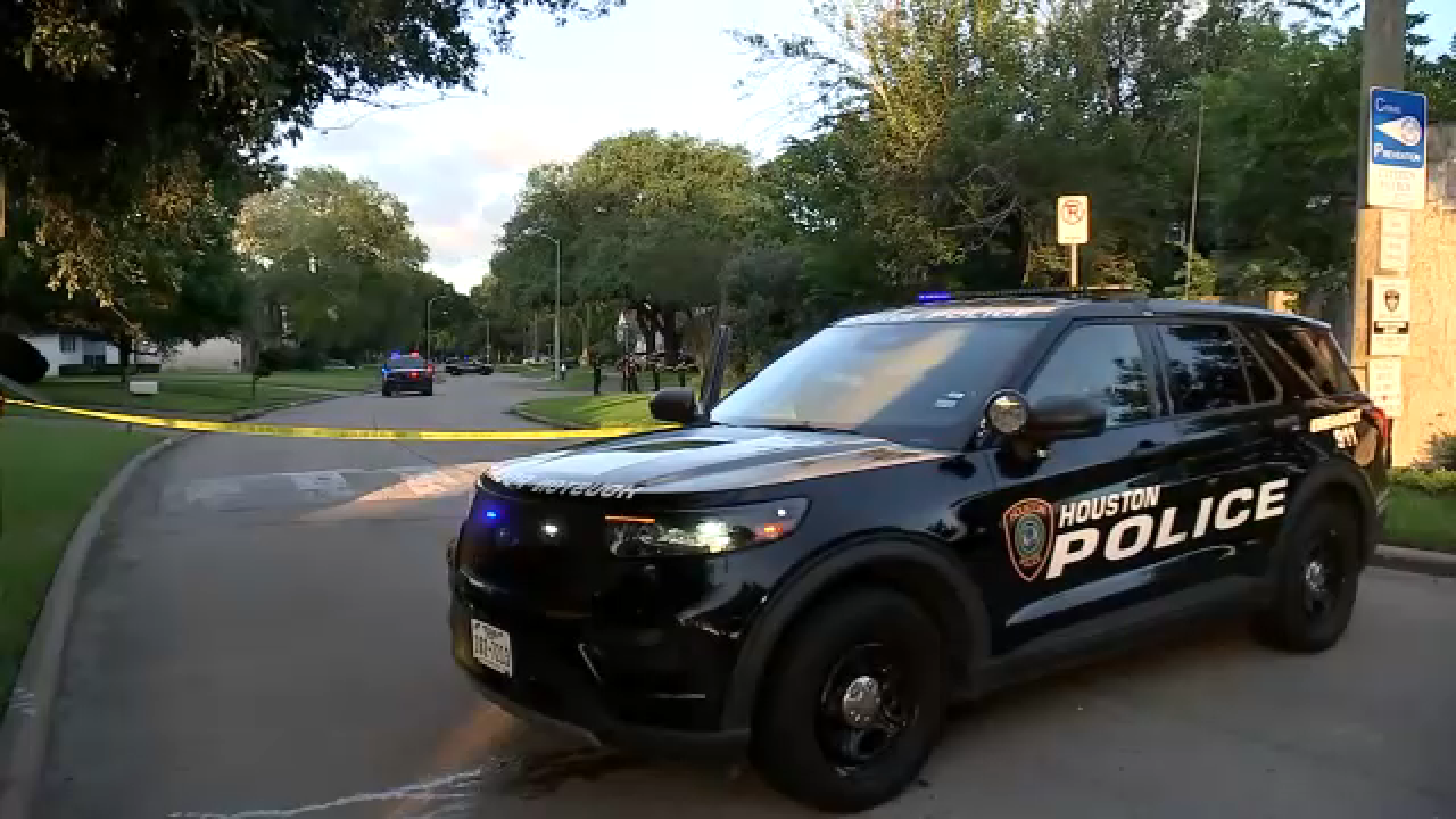 Suspect shot by officer after pointing gun at a father and child in west Houston, HPD says