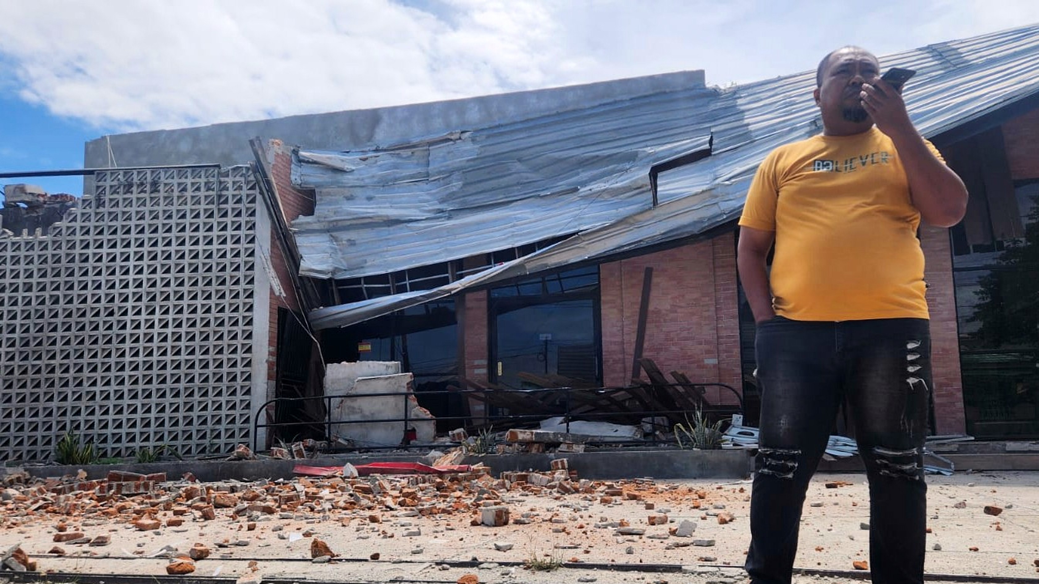 6.7-magnitude earthquake shakes part of Indonesia, causing damage and injuries