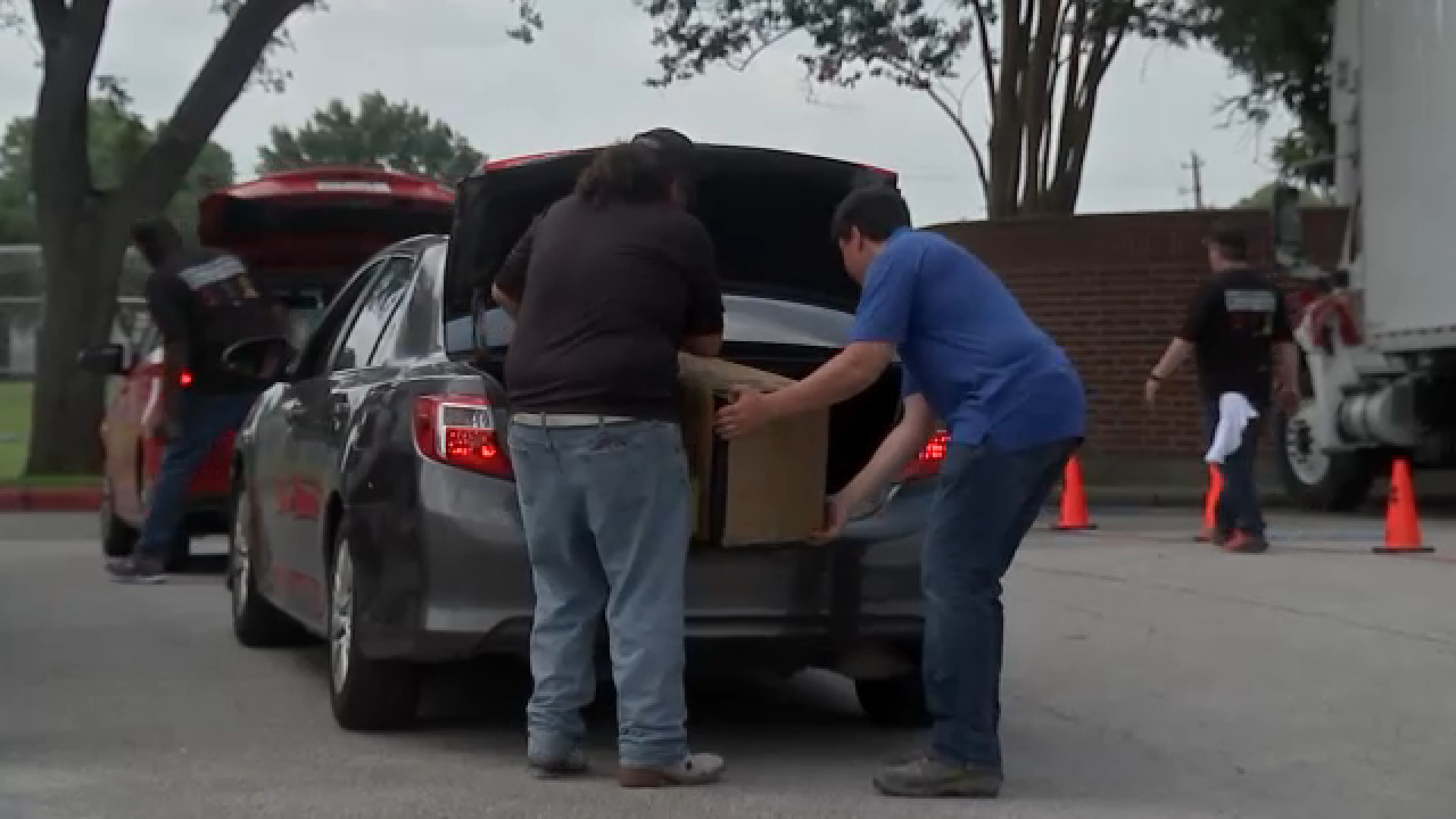 300 free A/C units distributed to Precinct 4 families, commissioner says