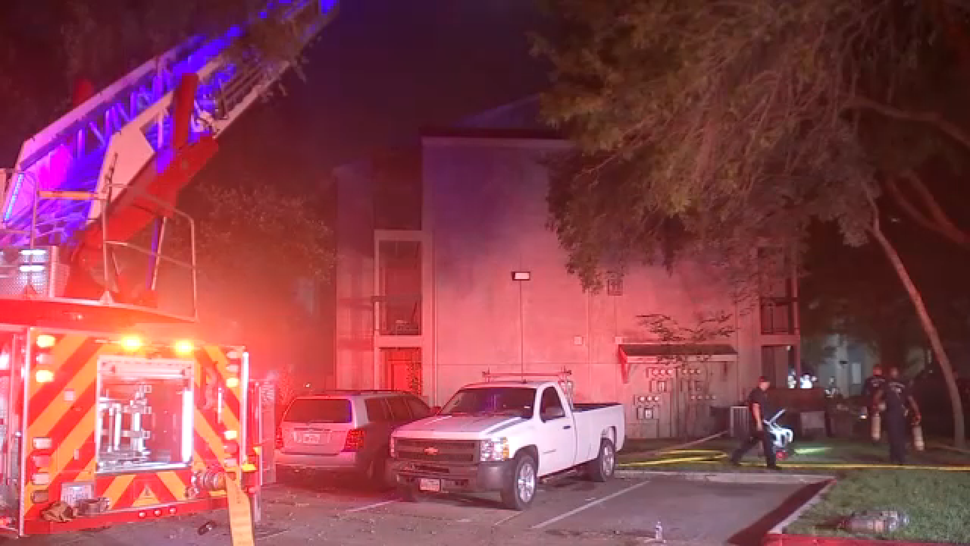 Multiple families displaced after fire breaks out at west Houston apartment complex, HFD says
