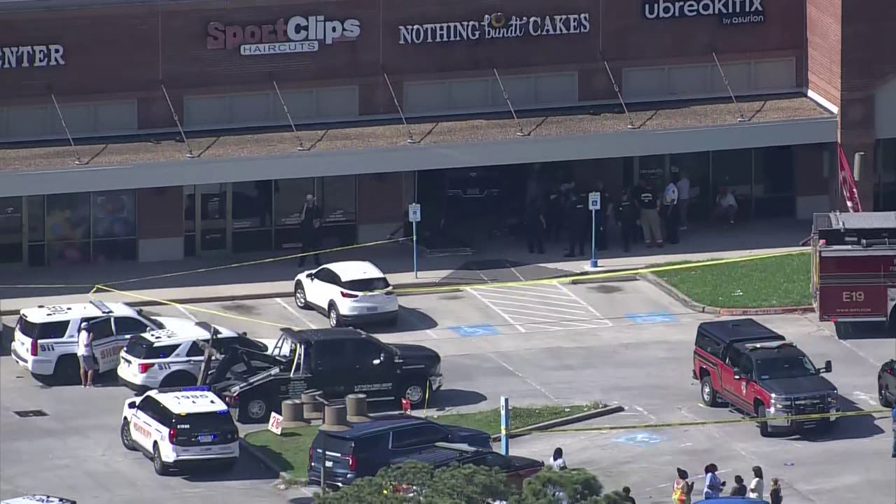 Truck crashes into Atascocita Nothing Bundt Cakes, leaving 1 dead