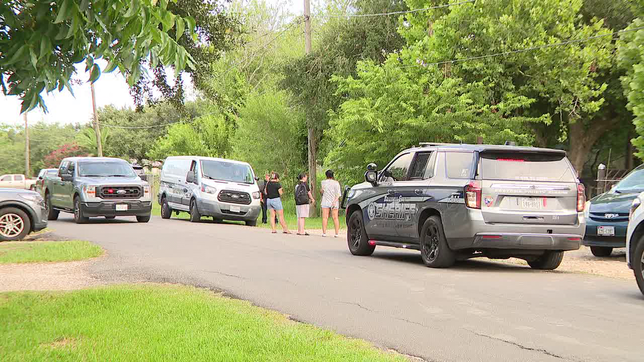 Man, minor found shot in Alvin; no suspects in custody