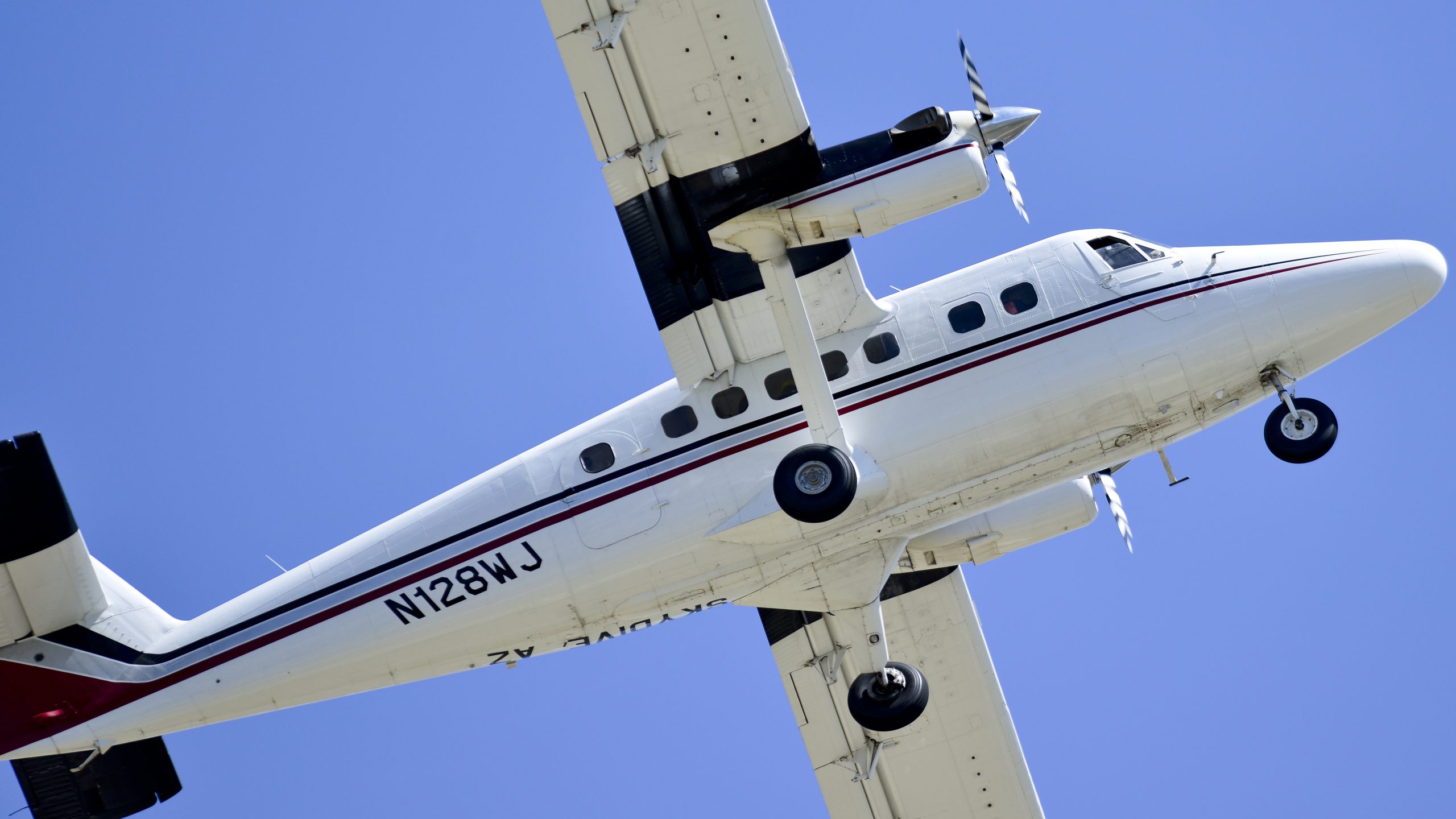 11 skydivers, pilot die in Missouri plane crash, troopers say